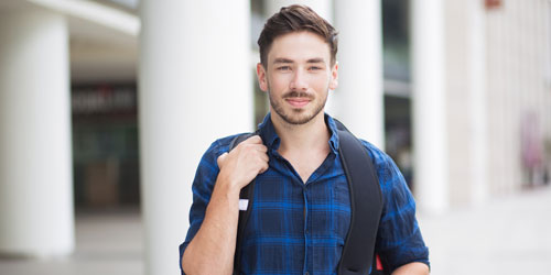 Start Studium Student auf Hochschulcampus