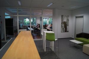 Der Unterricht findet in modernen Räumen statt