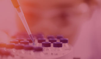 Chemieingenieur pipettiert 