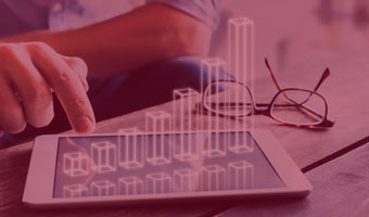 Data Scientist arbeitet am Tablet