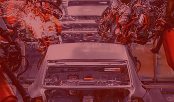 Ein Auto wird mit Hilfe von Robotern gebaut