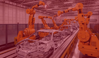 Roboter bauen am Laufband eine Autokarosserie 