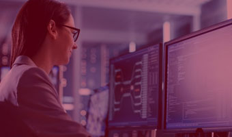 Informatikerin arbeitet am Rechner