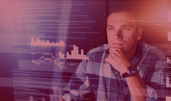 Technischer Informatiker bei der Arbeit