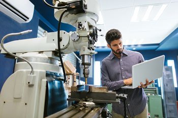 Ingenieur testet die Funktion einer Standbohrmaschine