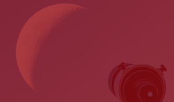 Mondsichel und Teleskop im Fokus