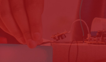 Finger, die an technischer Schaltung arbeiten