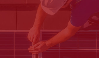 Bauingenieur mit Helm, der Solarpanel befestigt